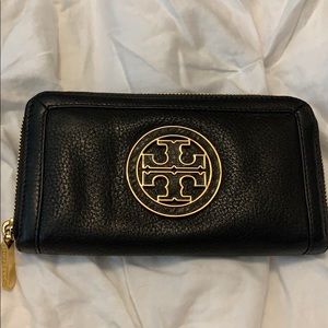 Tory Burch Wallet in GREAT CONDITION